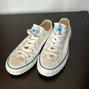 White Converse low top with a blue trim